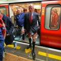 FOTO, VIDEO: Stotine ljudi se u donjem vešu provozale londonskim metroom
