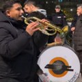 Šou ispred Beogradske arene: Trubači zasvirali za navijače Zvezde posle pobede nad Fenerbahčeom