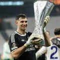 On je zaista lud: Dibu Martinez finale Lige Evrope branio sa slomljenim prstom!?