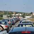 Jezive scene sa auto-puta u Srbiji: Blokirali prolaz vatrogascima, pa divljali zaustavnom trakom (snimak)
