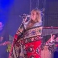 Teu Tairović ogrnuli ćilimom na koncertu: Ludnica u Pirotu, pevačica izazvala kolaps na ulicama (Video)