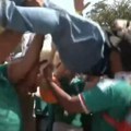 Navijači zgrabili reportera, pa ga bacali u vazduh! Ovo je najluđa scena na Mundijalu, a o njegovoj reakciji svi bruje! video
