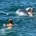 Kupač pokušao da pomazi delfina, u sekundi je nestao pod vodom: Širi se novi snimak, stručnjaci su već upozorili na ovo (video)…