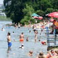 Pravi letnji dan na Adi ciganliji: Građani pohrlili da se rashlade na Savskom jezeru gde je počela sezona kupanja