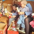 Samohrani otac sa sedmoro dece živi u selu kraj Bačke Topole: Ovako su se oduševili paketićima