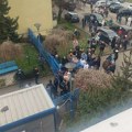 FOTO i VIDEO: Demonstranti provalili u dvorište Centra za socijalni rad