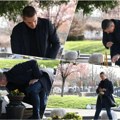 Први јутрос ђинђићу дошао на гроб: Телохранитељ убијеног премијера се прекрстио, положио ружу, овако сад изгледа Милан…