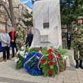 Sećanje na žrtve NATO agresije, položeni venci na spomen česmi u Leskovcu