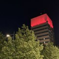 Водоторањ осветљен црвеном бојом: Пружена подршка једној од најзначајнијих организација
