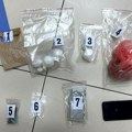 Policija upala u stan, a u stanu droga: Uhapšen Čačanin zbog sumnje da proizvodi i prodaje amfetamin i kanabis