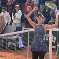 Lice u rukama, radost do neba: Kako je Olga Danilović proslavila veliku pobedu na Rolan Garosu