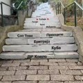 ВИДЕО „Колективна лоботомија“: Чувене степенице које воде до Гардоша ишарали именима држава које су гласале против…