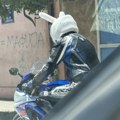 U susret predstojećim moto trkama: Bajker na opasnom motoru kroz grad prodefilovao sa maskom belog zeke na glavi, građani…