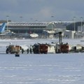 Prevrnuo se avion u Torontu, povređeno 18 osoba /video/