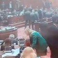 VIDEO: Poslanica SNS briše skupštinsku klupu zastavom Srbije