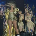 Milica Pavlović smršala, a stajling ludilo mozga! Nosi pozlaćenu krunu, a ispod plašta najskuplji kostim sa zlatnim nitima…