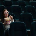 Žensko veče u bioskopu uz „Uvrnuti petak 2” zvuči dobro… Ali pokloni su još bolji!