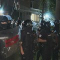 Naprednjaci s jedne, građani i studenti s druge strane, ispred prostorija SNS-a na Novom Beogradu