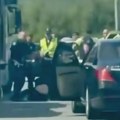 (VIDEO) Incident na auto-putu kod Vrčina: Vozač prevozio migrante, probio rampu, trojica policajaca suspendovana