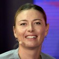 Uz Đokovićevu čestitku i Serenin zagrljaj: Šarapova ušla u društvo najvećih