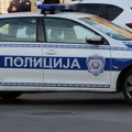 Novosađankama na ulici iz ruku oteo novčanik i torbu