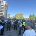 Pogledajte kako policija vuče ljude i sprečava ih prisustvuju paradi: Jedan žandarm se posebno „istakao“ VIDEO