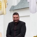 "Da se prekrstiš i kažeš - 'Voimja oca'!" Neobičan snimak sveštenika hit na mrežama: Ljudi gledaju šta radi i ne veruju (video)…