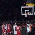 ВИДЕО Да ли је могуће? Центар Олимпијакоса погодио лудо слободно бацање