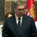 (Uživo) Najbolji diplomci i 350 najboljih učenika medinskih škola danas počinju svoj radni vek. Predsednik Vučić im dodeljuje…