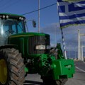(Фото) Пољопривредници у Грчкој радикализовали протесте, почела 48-часовна блокада путева и обилазница