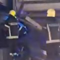 (Video) Stravičan prizor u Zemunu! Automobilom uleteo u zgradu, zadnji deo vozila viri napolju: Vozač prebačen na reanimaciju…
