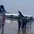 Avion se srušio na plažu, svi putnici preživeli! Imao poteškoće sa penjanjem, pa morao u plitku vodu (foto, video)