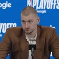 Jokićeva hit reakcija kada je čuo srpski jezik! Samo je podigao glavu, uperio prst ka novinaru i uzviknuo ovu reč