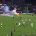 Navijači upali na teren, fudbaleri jedva spasli živu glavu: Apsolutni haos u Italiji!