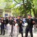 Napeto u Kuli: Konstitutivna sednica uz tenzije, ispred opštine dve grupe i policija u punoj opremi