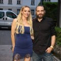 Ostavila ga zbog alkohola, pa se pomirili! Pevačica nakon mnogo vremena u javnosti sa mužem, on pustio kosu i neprepoznatljiv…