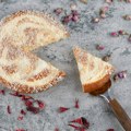 Egipatska pita s aromom vanile ne traži priliku — ona sama napravi povod. Sočna, slatka i dekorativna, savršena za okupljanja.…