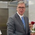 "Da im kažem koliko ih volim i koliko mi znače" Vučić poklonio ruže ženama u zgradi Predsedništva: "Beskrajno sam zahvalan"…