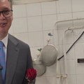 "Da im kažem koliko ih volim i koliko mi znače" Vučić poklonio ruže ženama u zgradi Predsedništva: "Beskrajno sam zahvalan"…