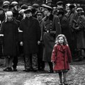 Gde je danas devojčica u crvenom kaputu? Ulogu u filmu "Šindlerova lista" dobila slučajno, a godinama posle snimanja ponovo…