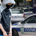 Trojica maloletnika pravila haos po Sremskoj Mitrovici: Ukrali 8 automobila, pa ih noću "preparkirali"