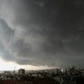 Haos širom Srbije zbog olujnog vetra! Nevreme pokosilo više gradova, blokiran autoput, ljuljaju se kranovi, oboreno…
