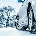 Trik kako da za 20 sekundi oduvate sneg sa automobila: Vejavica nije prestala i napravila je haos, a ova caka će vas…