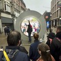 Art "portal" između Njujorka i Dablina privremeno zatvoren zbog "lošeg ponašanja" građana, uključujući i golotinju