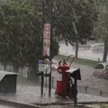 Jako nevreme se sručilo na bor: Ulice poplavljene, lije kao iz kabla, automobili se jedva probijaju (video)