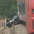 Uznemirujuće, strašna slika s mesta tragedije na pruzi u Lazarevcu: Auto skroz zgužvan, smrskan, poginuli brat (12) i sestra…