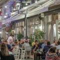 Vraćate stolicu kad ustanete u restoranu - evo šta to zapravo znači i zašto vas svi gledaju drugačije