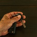 Auto vam je zaključan, a ključevi su vam ostali unutra? Ne paničite, jedan poziv rešava sve - trik koji morate znati!