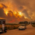 Drama kod Izmira: Požar guta sve pred sobom, otkazuju se letovi s lokalnog aerodroma, apeli upućeni turistima