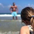 Svaki put mu uspe prevara! Misterija pedofila koji hara Evropom! Iznajmio Diznilend da "oženi" devetogodišnju devojčicu!